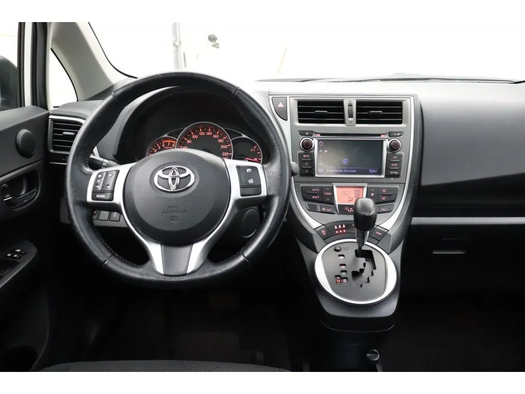 Toyota Verso-S 1.3 VVT-I Dynamic Panorama Navi Clima Camera Image 3